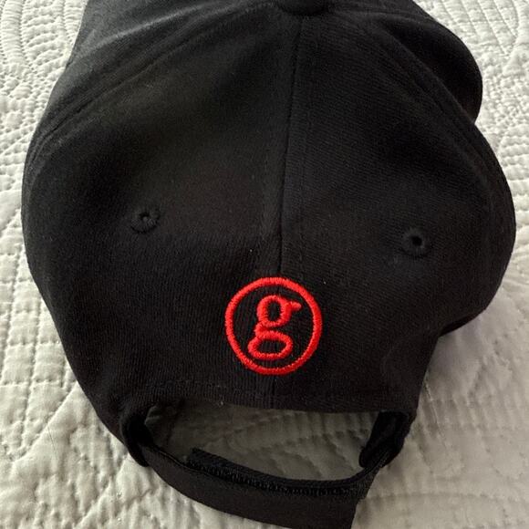 Garth Brooks World Tour Black Red Hat 110 Flex Fit Technology Adjustable Cap NEW - Picture 2 of 5